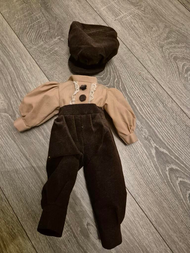 Vintage poppenkleding set: broekpak en pet, Ophalen of Verzenden