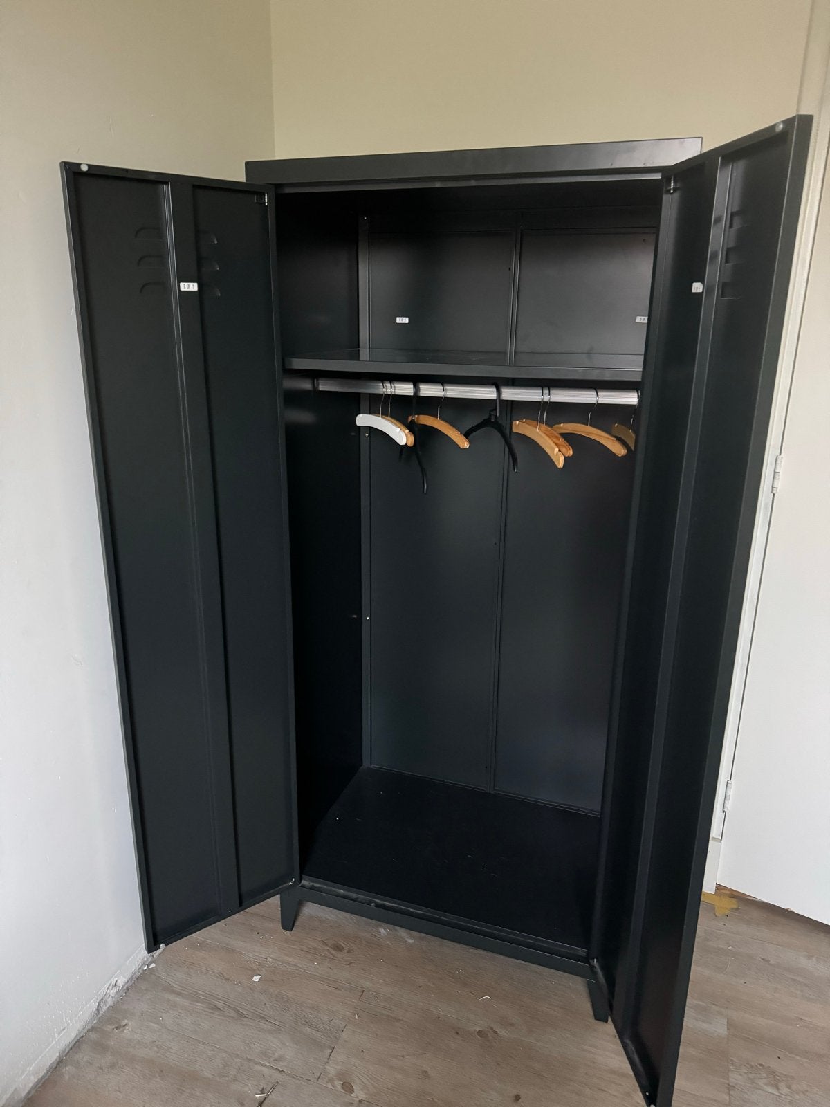 Zwarte metalen kledingkast met hangruimte en planken, Ophalen, Gebruikt, 50 tot 100 cm, Metaal