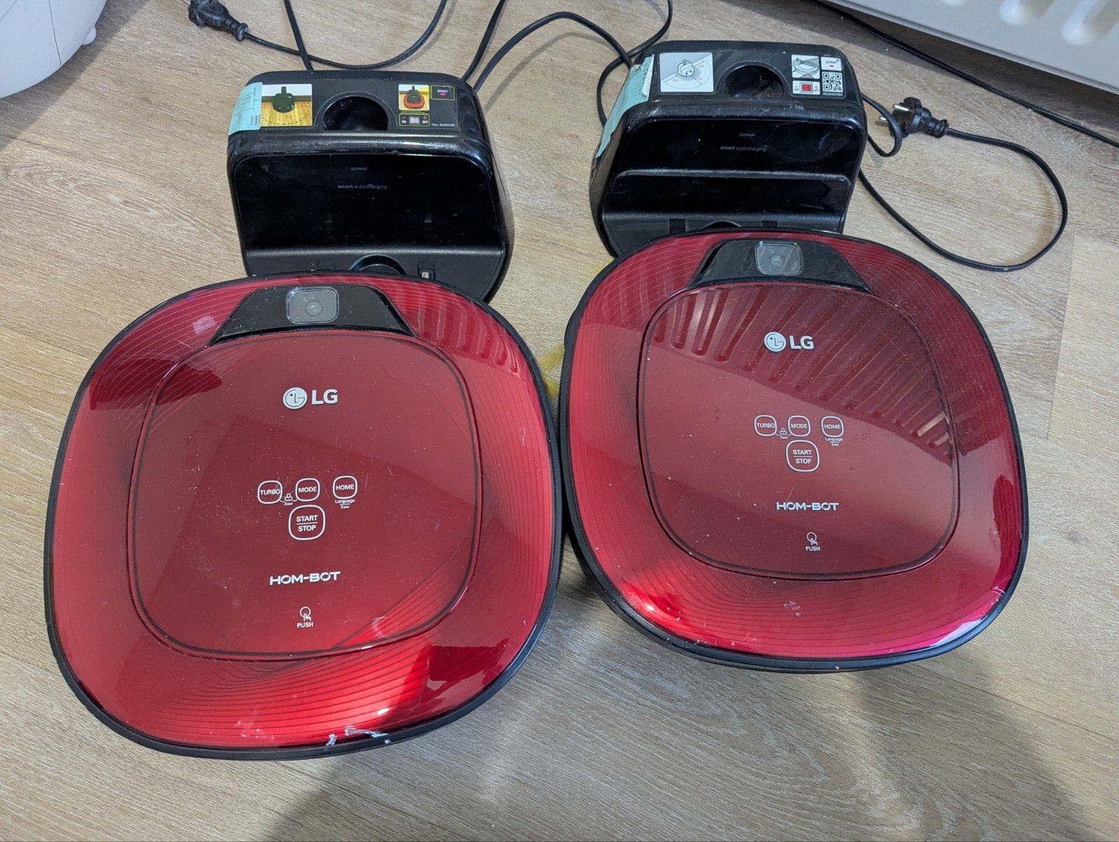 2x LG Hom-Bot Robotstofzuiger (defect) + laadstations, Ophalen, Niet werkend, Oplaadstation, Robotstofzuiger