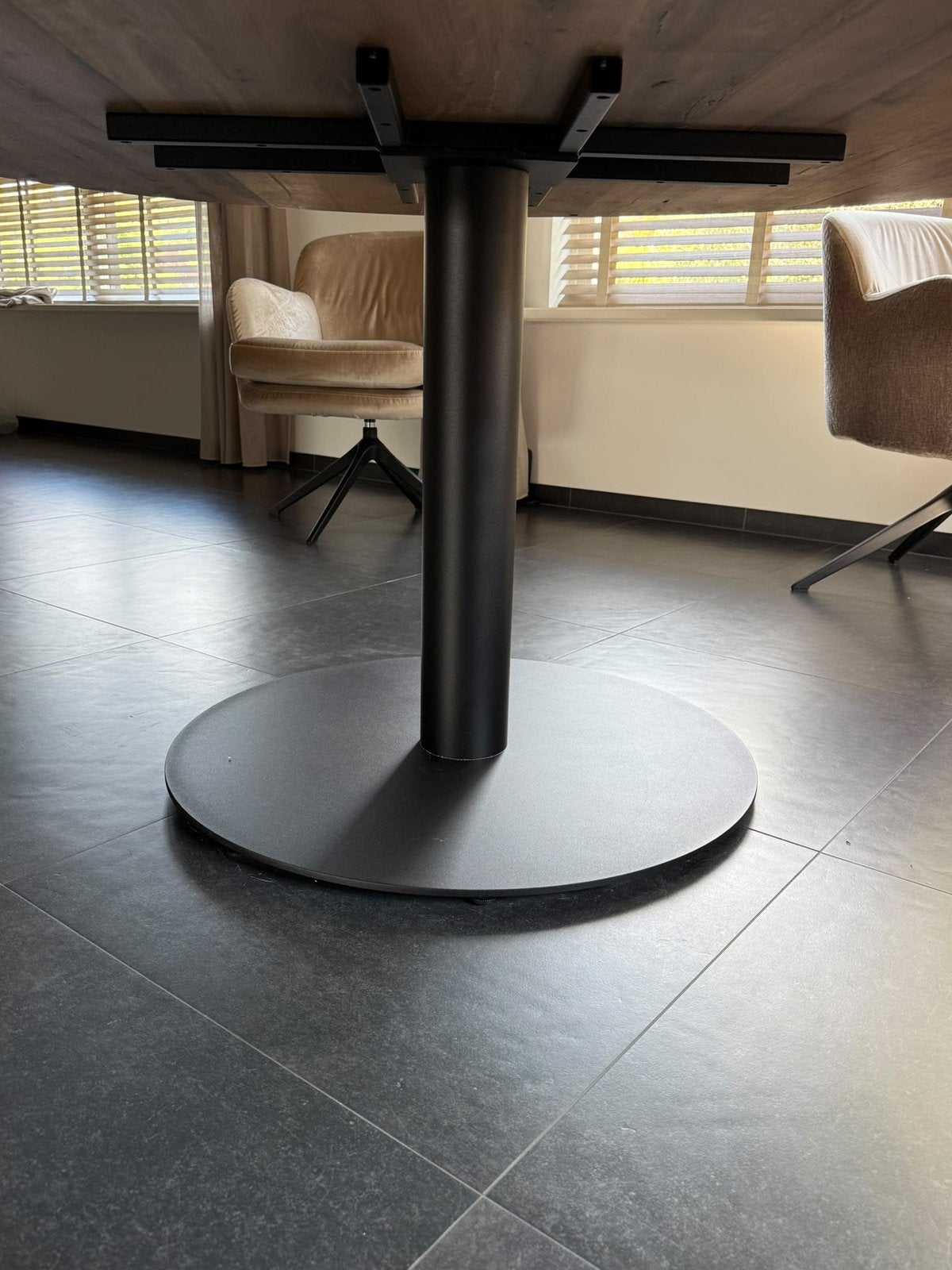Foto 7 van Ronde eettafel met stalen poot - direct af te halen