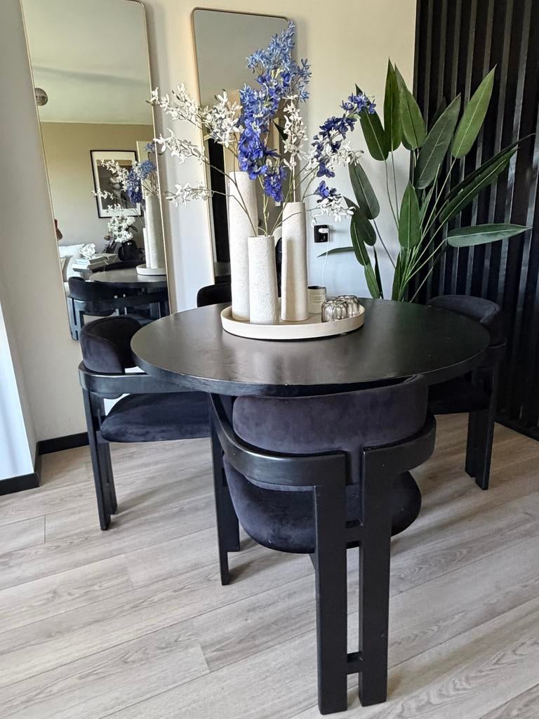 Ronde tafel met geribbelde poot en 4 zwarte velvet stoelen, Ophalen, Modern japandi wabi sabi style minimalist, Gebruikt, Japandi