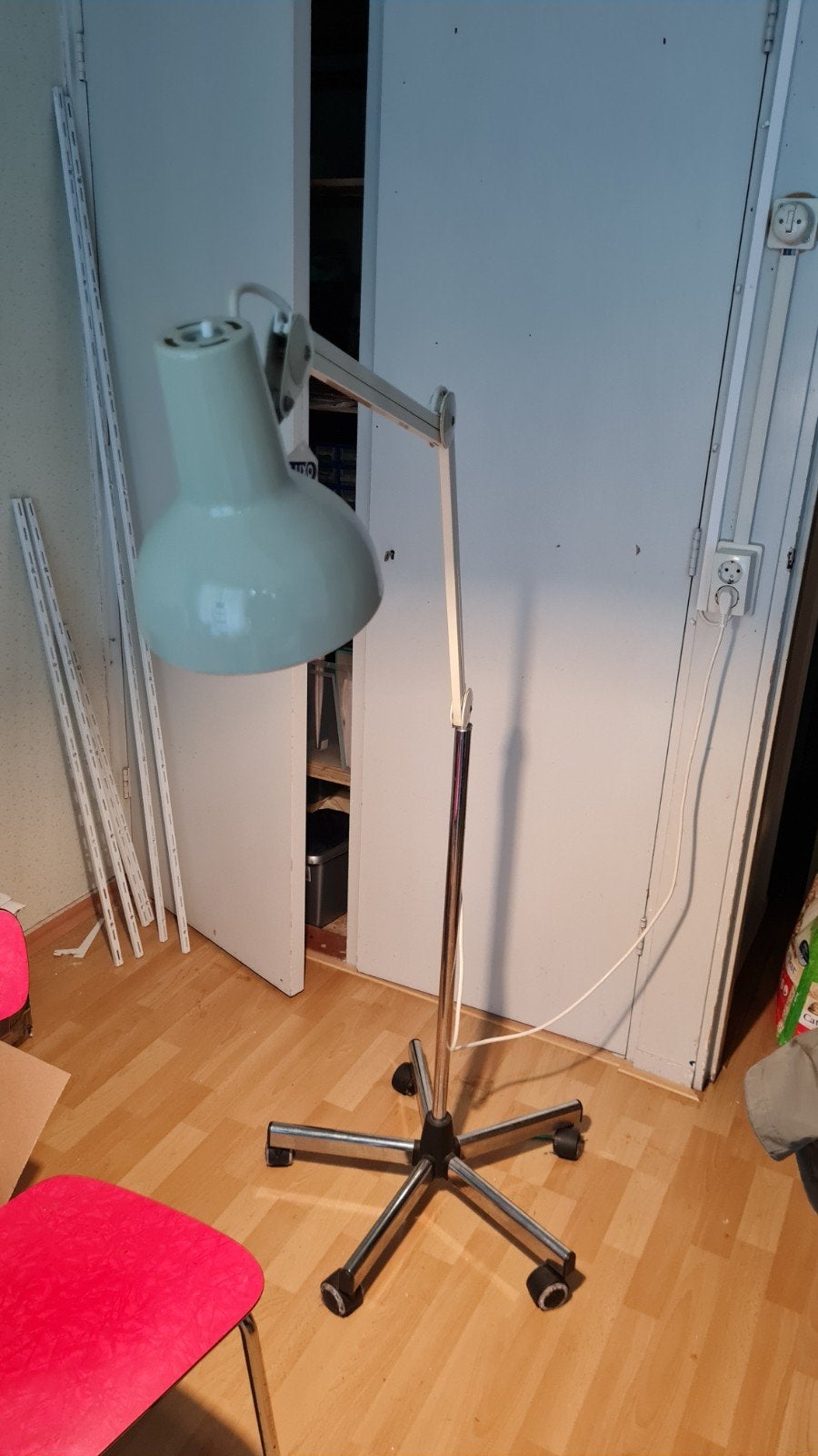 Luxo vloerlamp met zwenkarm - Vintage design, Huis en Inrichting, Ophalen, Gebruikt, Vintage, Industrieel, Retro, Metaal