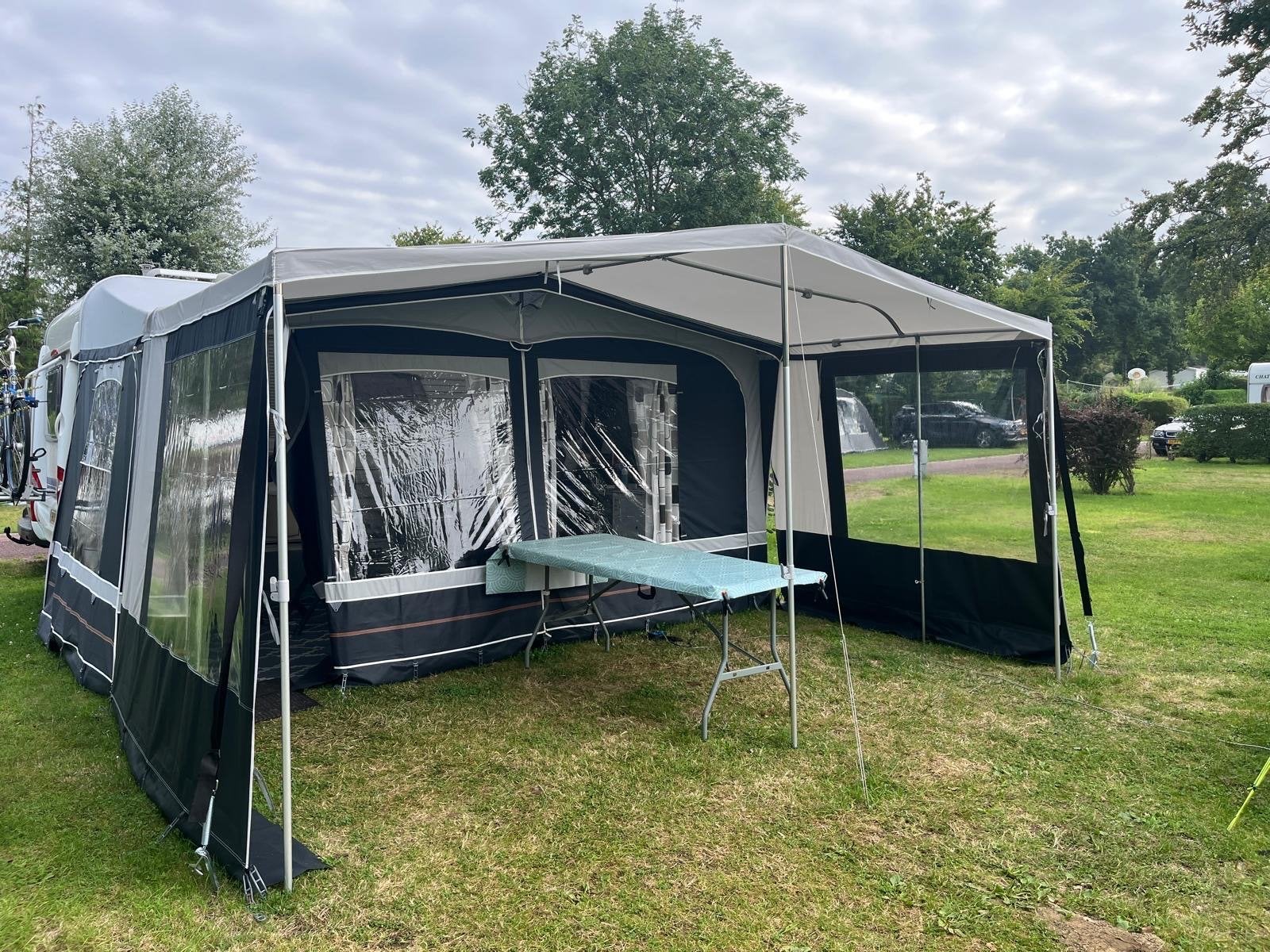 Hypercamp Como 240 voortent + luifel maat 9 (856-880 cm), Caravans en Kamperen, Voortenten en Luifels, Ophalen of Verzenden, Zo goed als nieuw