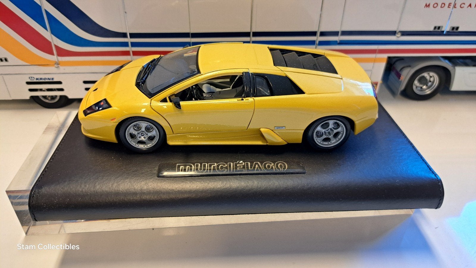 Bburago Lamborghini Murcielago Yellow Leather Base Dealer Ed, Hobby en Vrije tijd, Modelauto's | 1:18, Auto, Ophalen of Verzenden