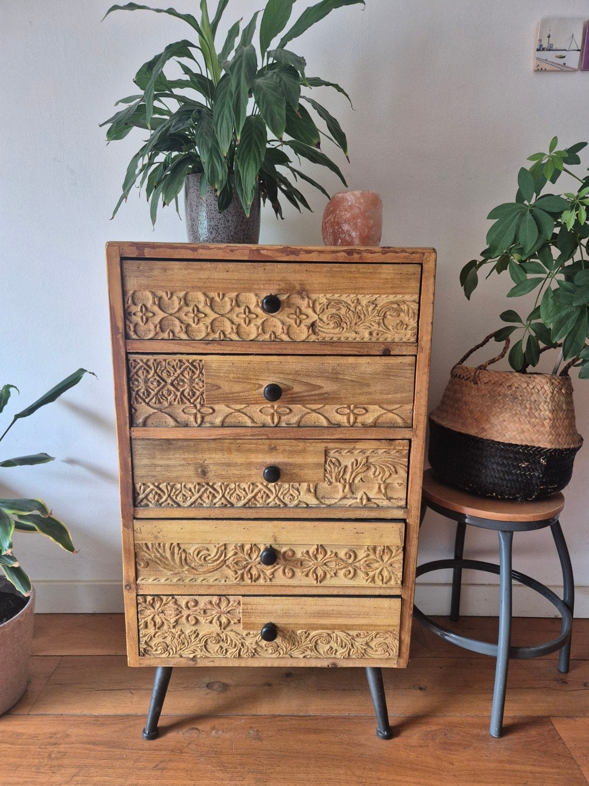 Houten ladekast met bewerkte fronten en metalen poten, Huis en Inrichting, Ophalen, 5 laden of meer, 50 tot 100 cm, Minder dan 100 cm