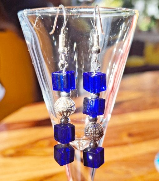 Zilverkleur met blauw glas a- symetrische oorbellen., Hangers, Blauw, Nieuw, Ophalen of Verzenden