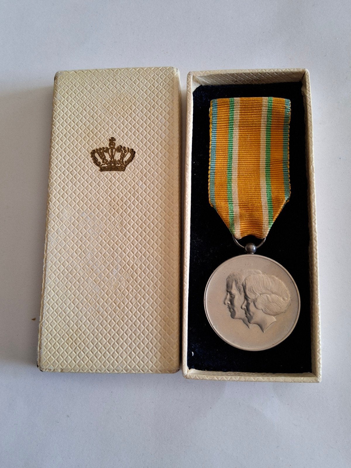 Huwelijksmedaille Beatrix &  Claus. Zilver. 10 maart 1966., Ophalen of Verzenden, Zilver, Nederland