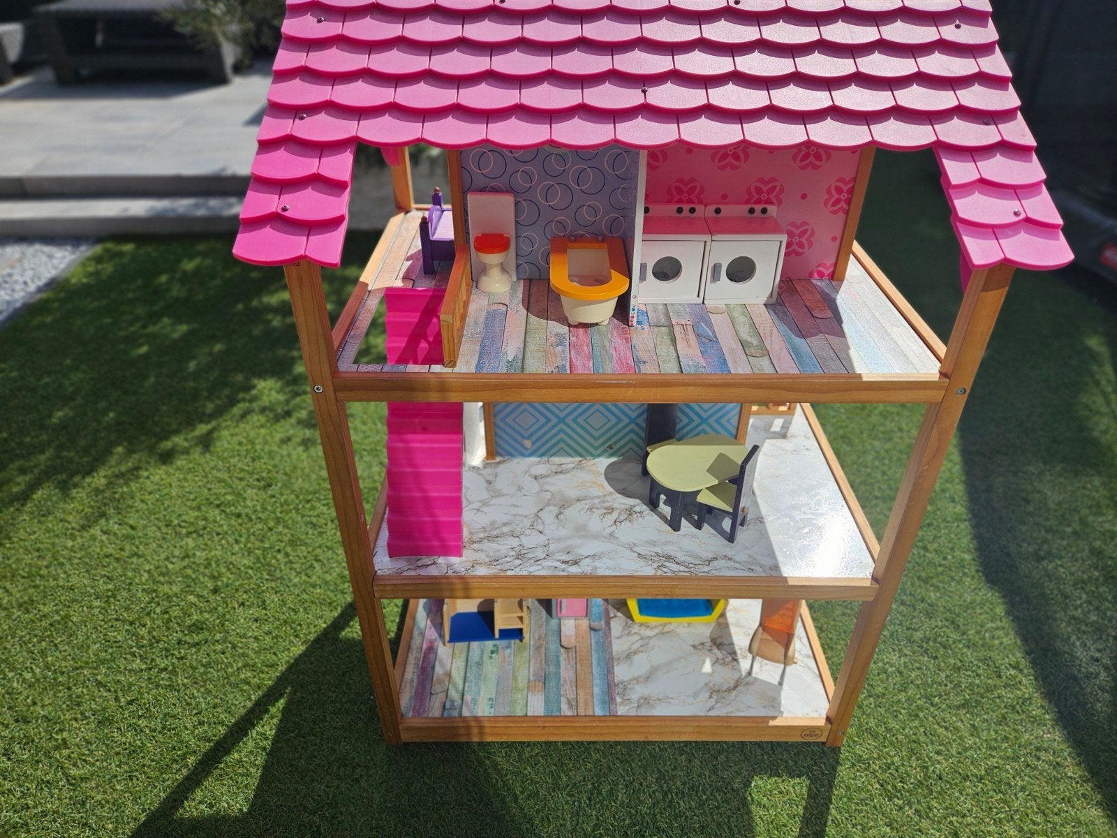 Groot houten poppenhuis met meubels en roze dak, Ophalen, Gebruikt, Poppenhuis