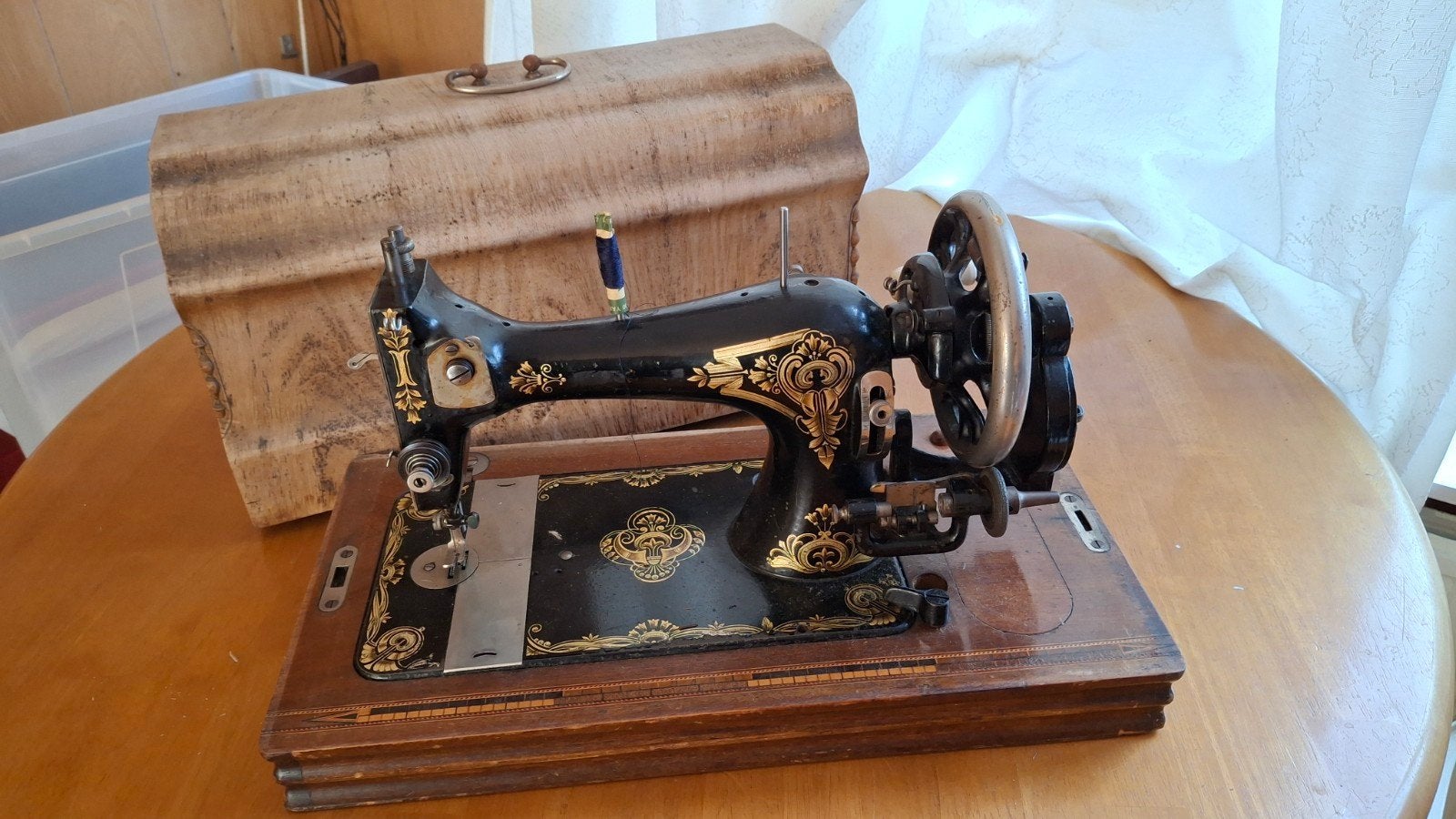 Antieke koffernaaimachine, Ophalen