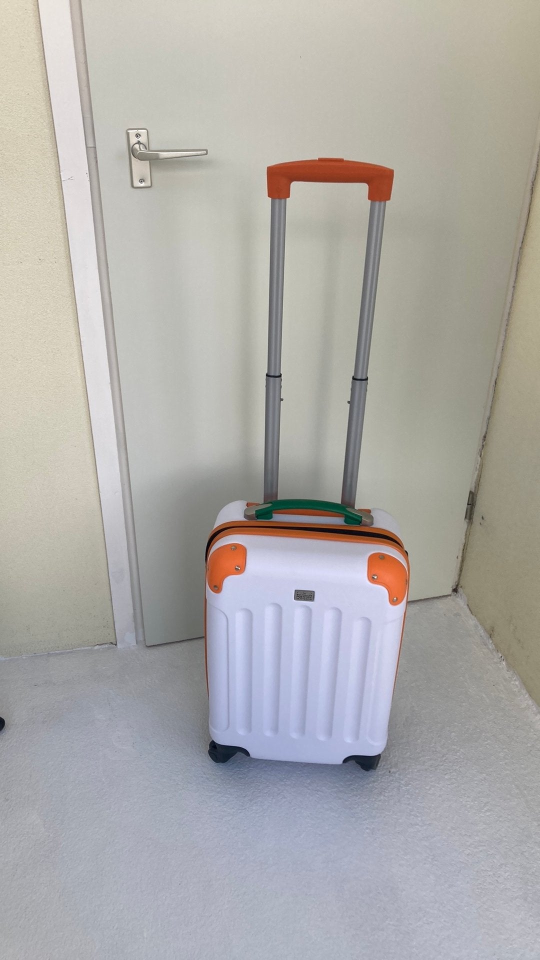 2 Handige witte handbagage koffer met oranje accenten, Sieraden, Tassen en Uiterlijk, Koffers, Gebruikt, Hard kunststof, Minder dan 50 cm