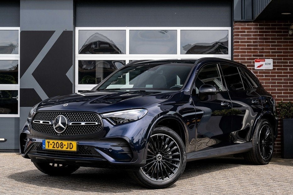 Mercedes-Benz GLC 300 300e 4MATIC AMG Line Premium | Panoram, Auto's, Automaat, Gebruikt, Zwart, 4 cilinders