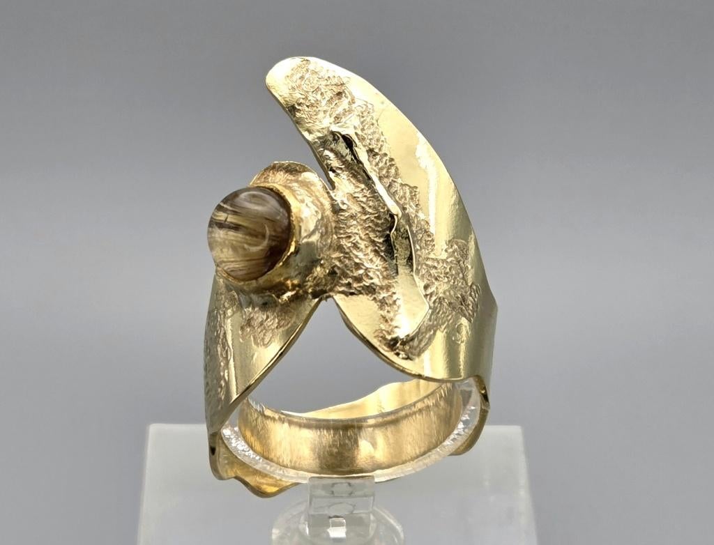 Antieke gouden  ring bezet met rutielkwarts-katoog. 2025/836