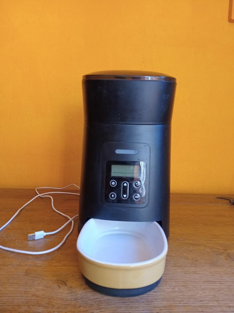 Qeasy Automatische Voerbak t.w.v. €120. Timer + Stemrecorder, Ophalen of Verzenden, Kat