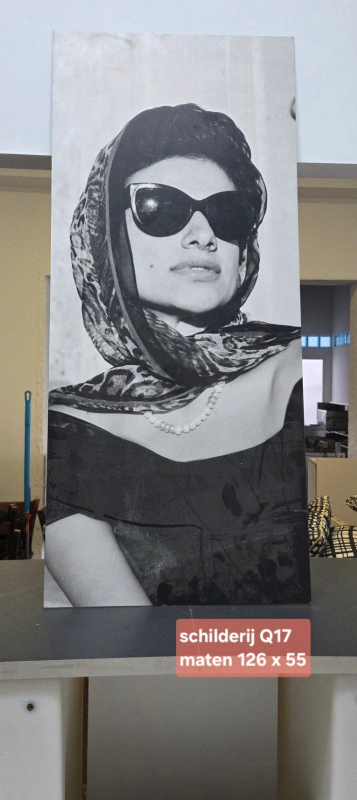 Modern schilderij Q17: Vrouw met zonnebril en hoofddoek, Ophalen