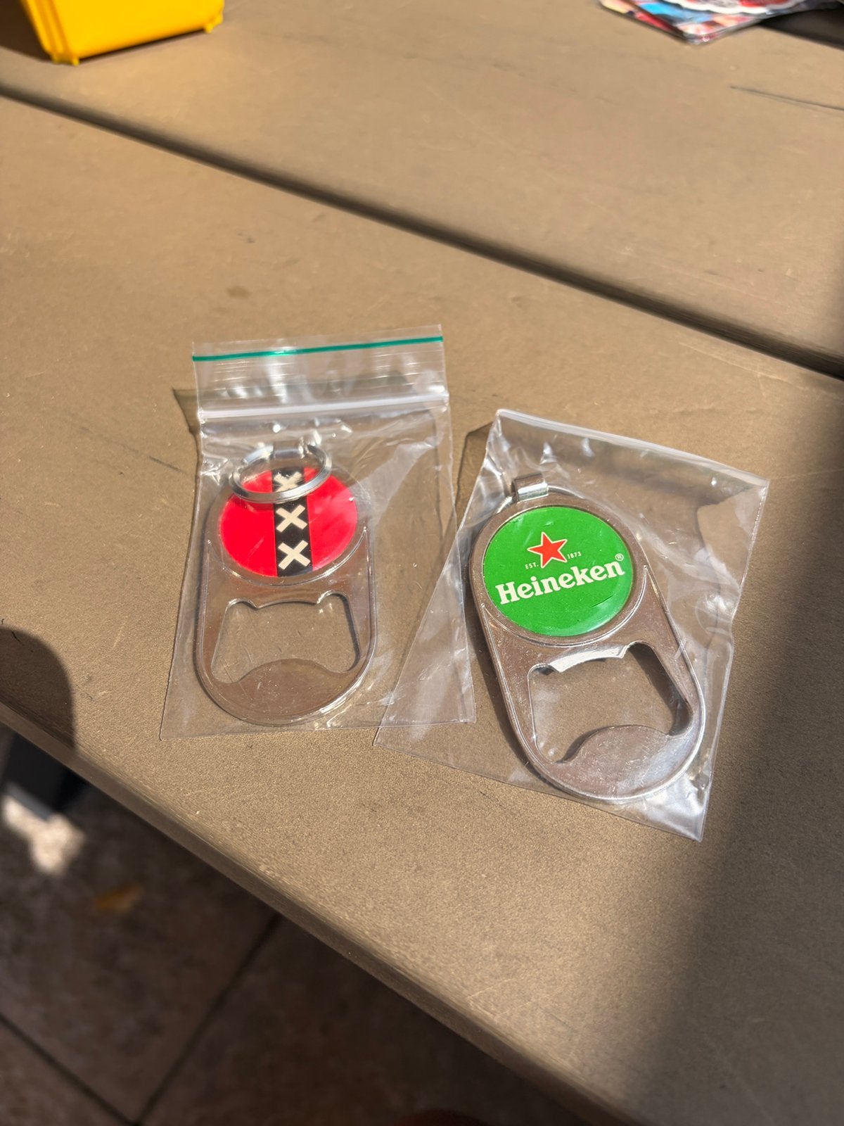 Opener en sleutelhanger in een Amsterdam Heineken, Verzamelen, Ophalen of Verzenden, Nieuw