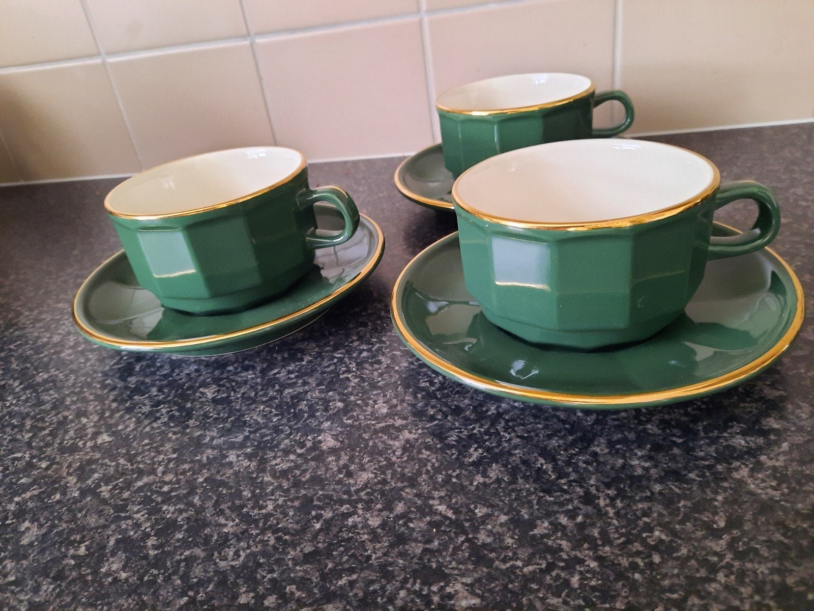 3x Vintage Revol France kop en schotel - Groen met goud, Ophalen, Overige merken, Keramiek, Vintage
