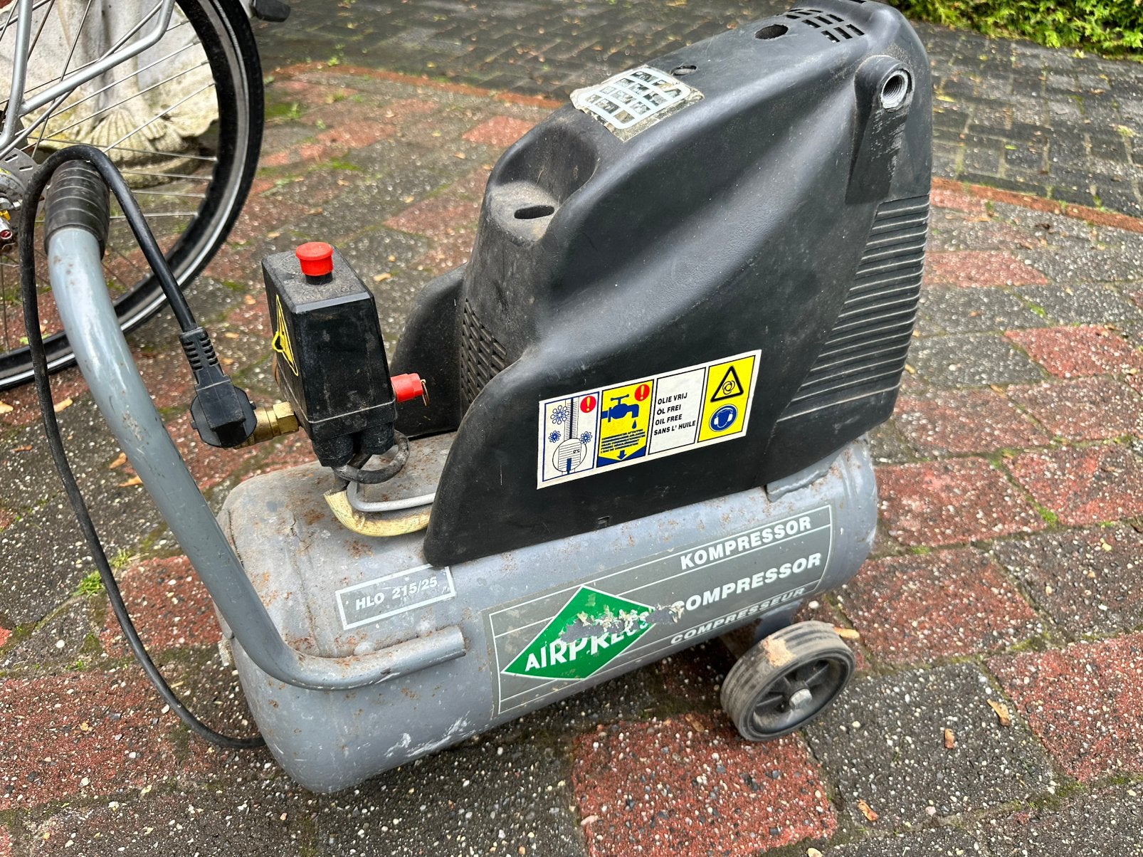 Mobiele Airpress compressor 24 liter  1,5 PK  goed werkend, Ophalen, Gebruikt, 6 tot 10 bar, Minder dan 200 liter/min