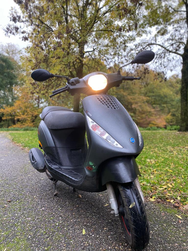 Piaggio Zip Scooter - Kleine schade, 10.000 km, Fietsen en Brommers, Piaggio, Gebruikt, Ophalen of Verzenden, Benzine