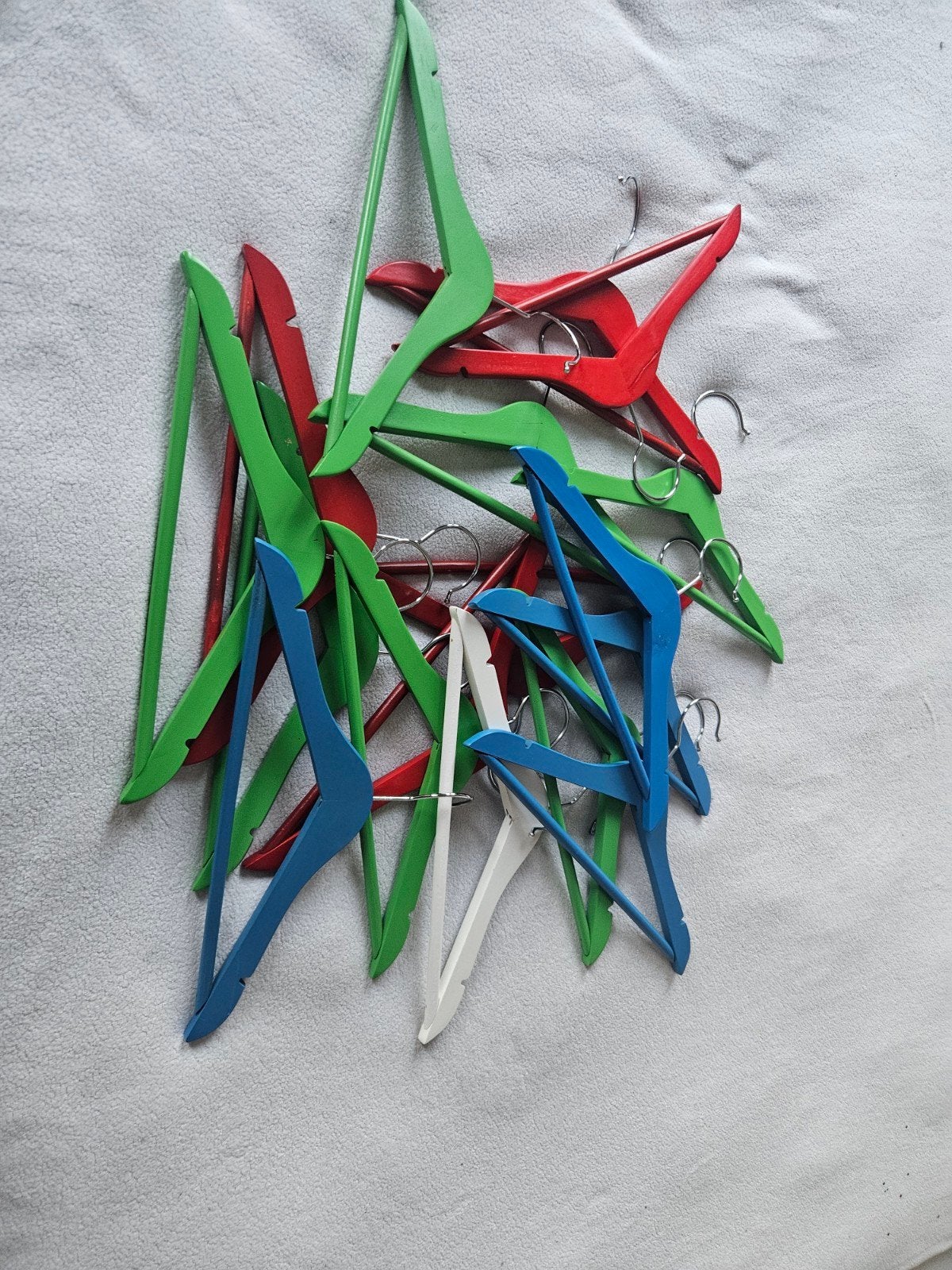 Kleurrijke kinderkledinghangers - Set van diverse kleuren, Ophalen of Verzenden, Gebruikt, Hout, Kinderen en Volwassenen