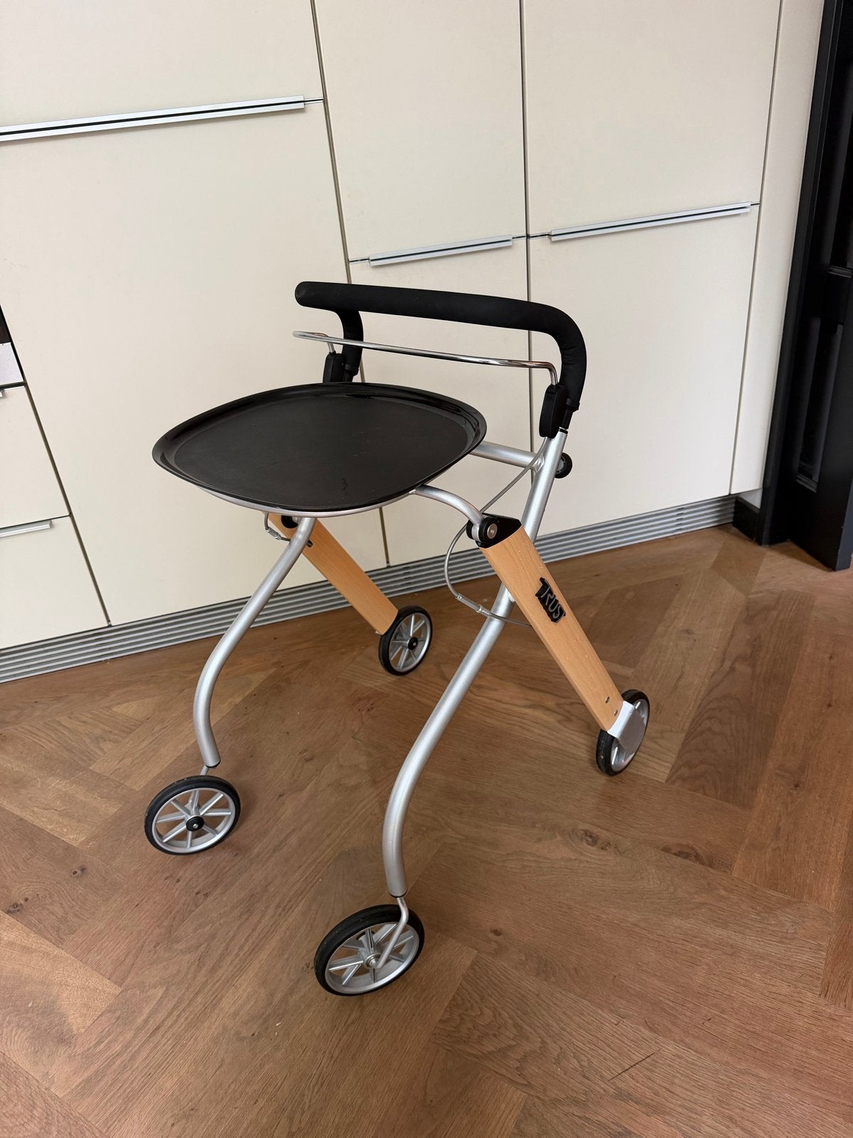 Trust lets go indoor rollator, Ophalen