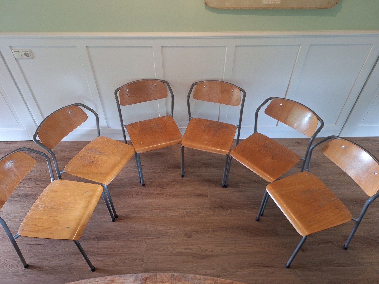 6 LUNDIA eetkamerstoelen. Stapelbaar. Per stuk te koop., Ophalen, Gebruikt, Bruin, Vijf, Zes of meer stoelen