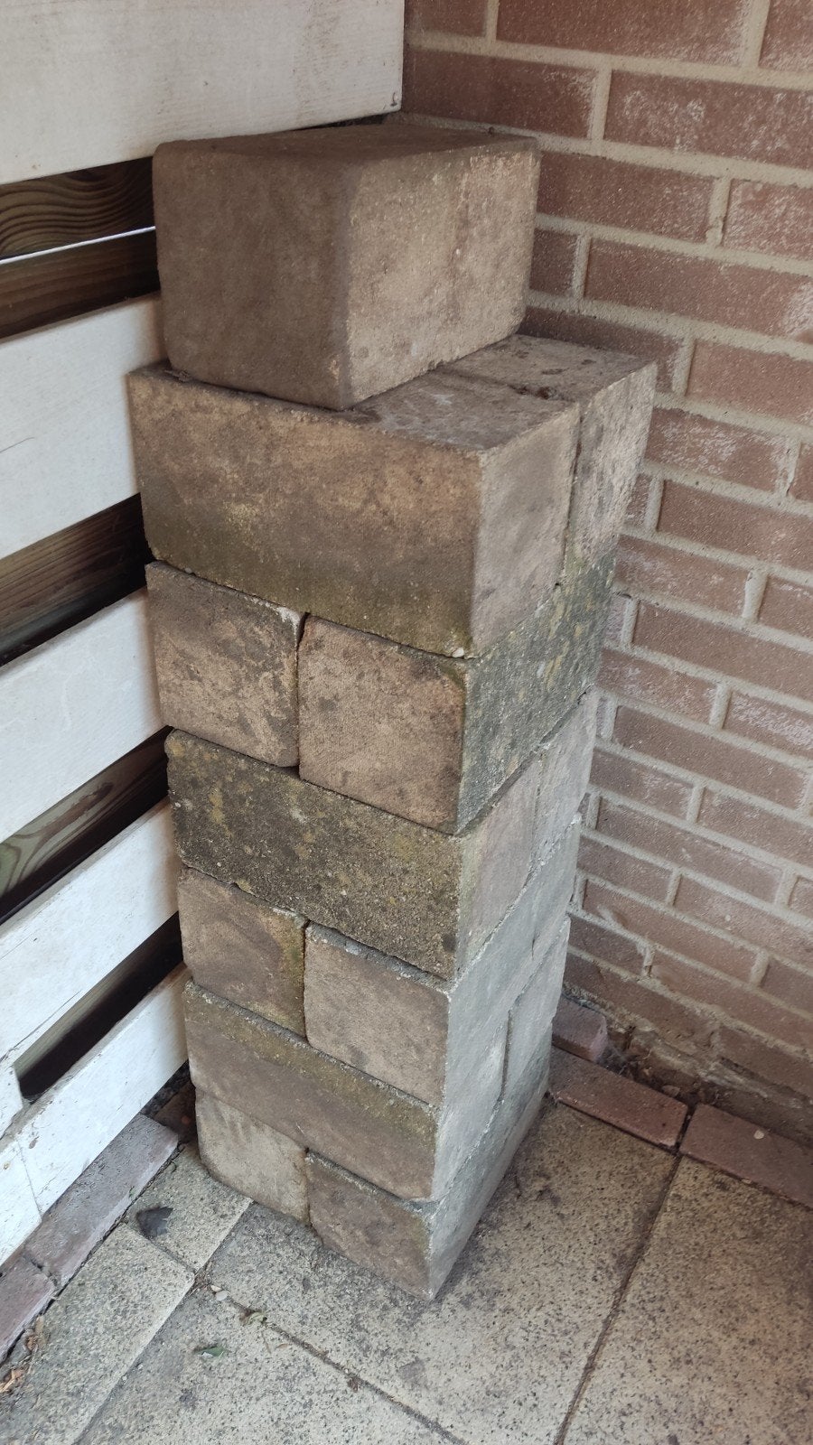 26 stuks gebruikte betonnen stenen, Doe-het-zelf en Verbouw, Metselstenen, Ophalen, Gebruikt, Beton