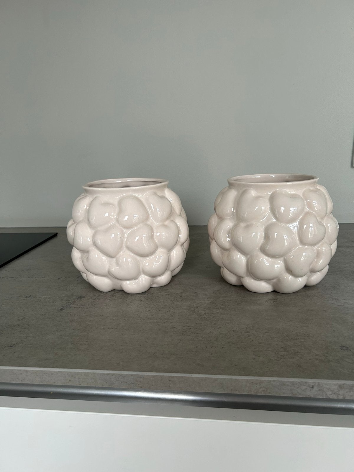 2 Witte bloempotten met hartjes reliëf - Zeer goede staat, Rond, Binnen, Ophalen of Verzenden, Zo goed als nieuw