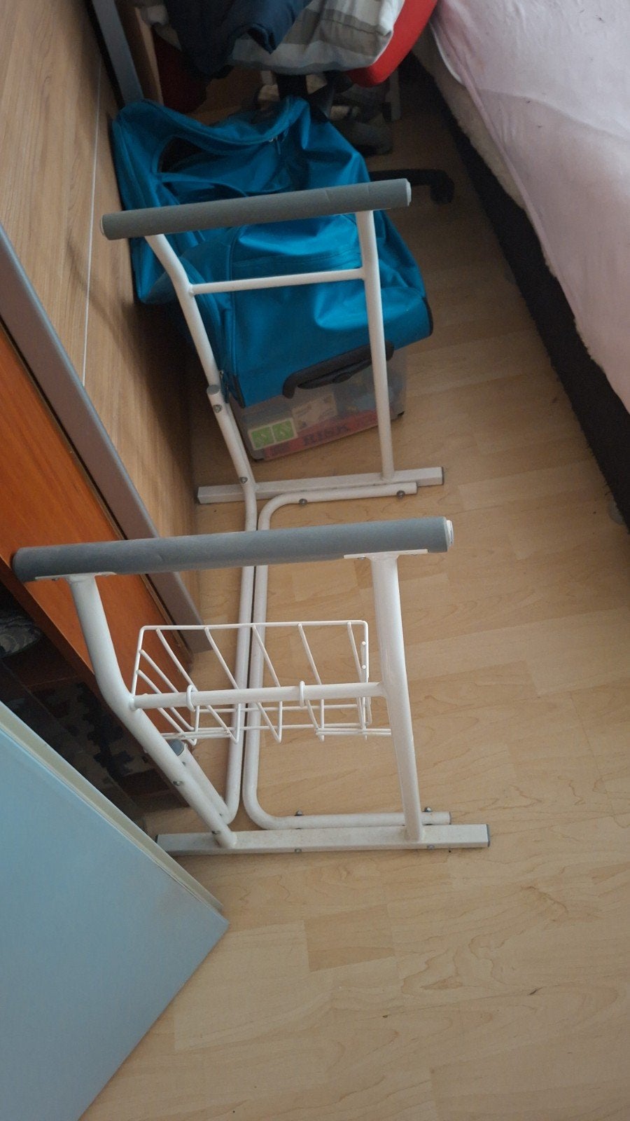 Senioren sta op hulp voor toilet., Ophalen