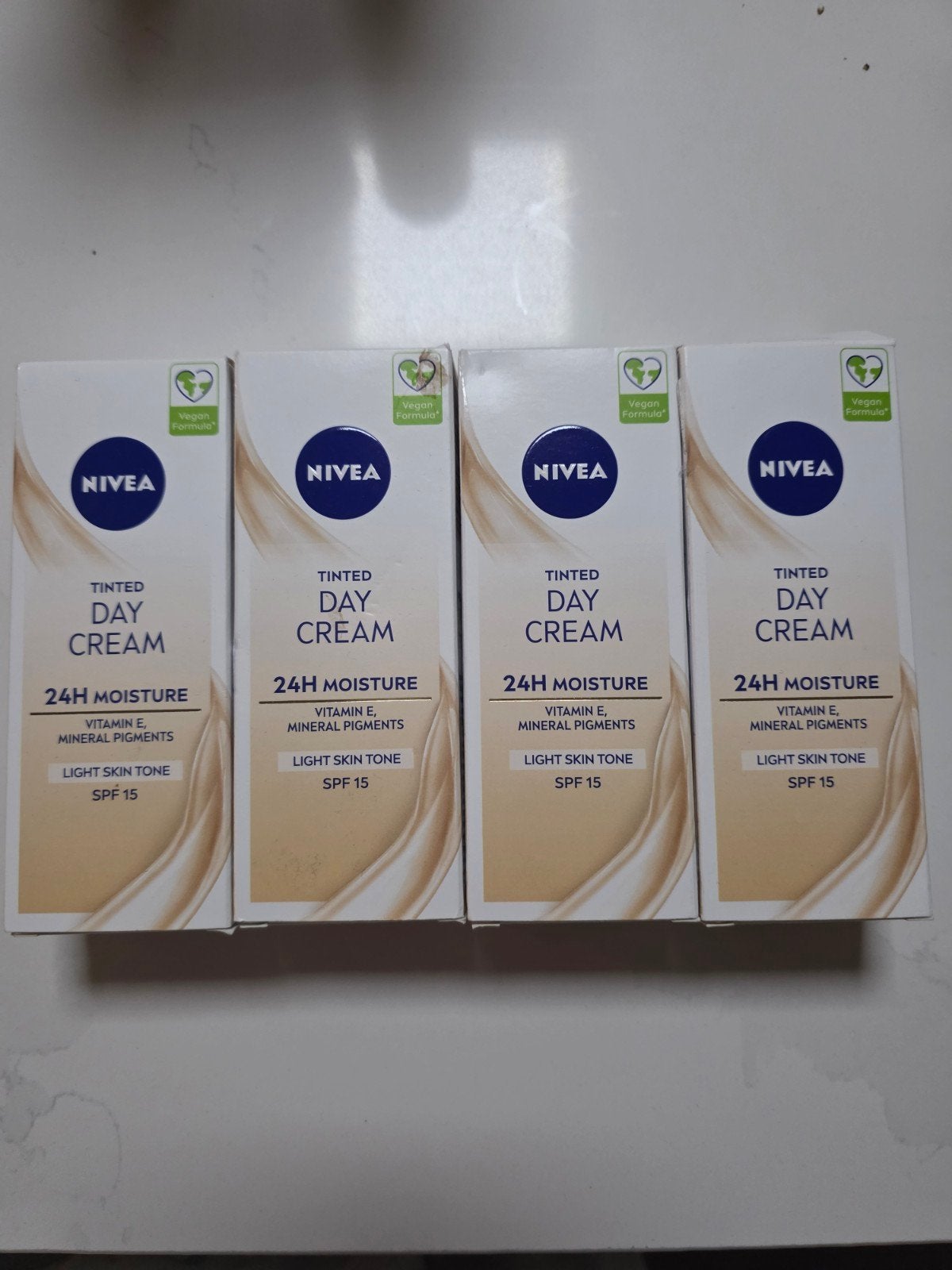 Nivea Getinte Dagcrème - Lichte Huidtint SPF 15 (4 stuks), Ophalen of Verzenden, Nieuw, Gehele gezicht, Verzorging