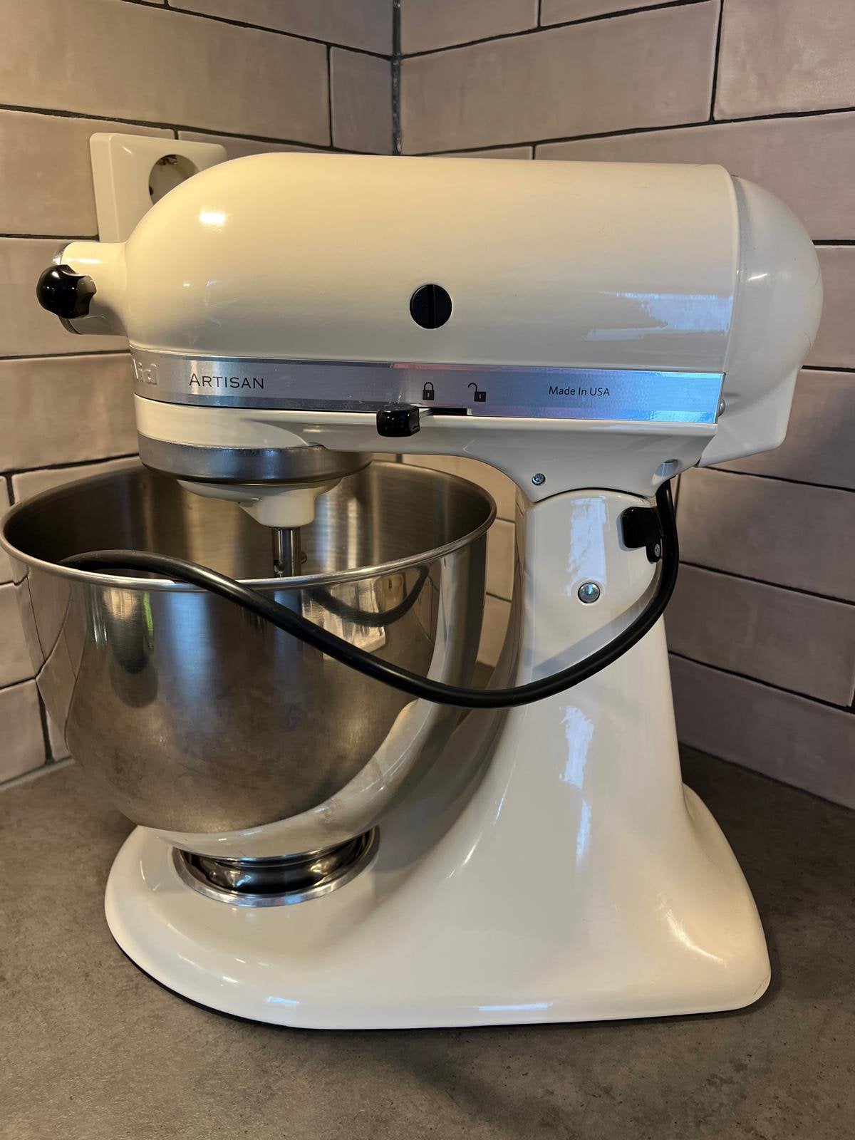 KITCHENAID 4.8L Artisan Mixer 5KSM125 Amandelwit / Cremewit, Witgoed en Apparatuur, Keukenmixers, 4 liter of meer, Ophalen, Zo goed als nieuw