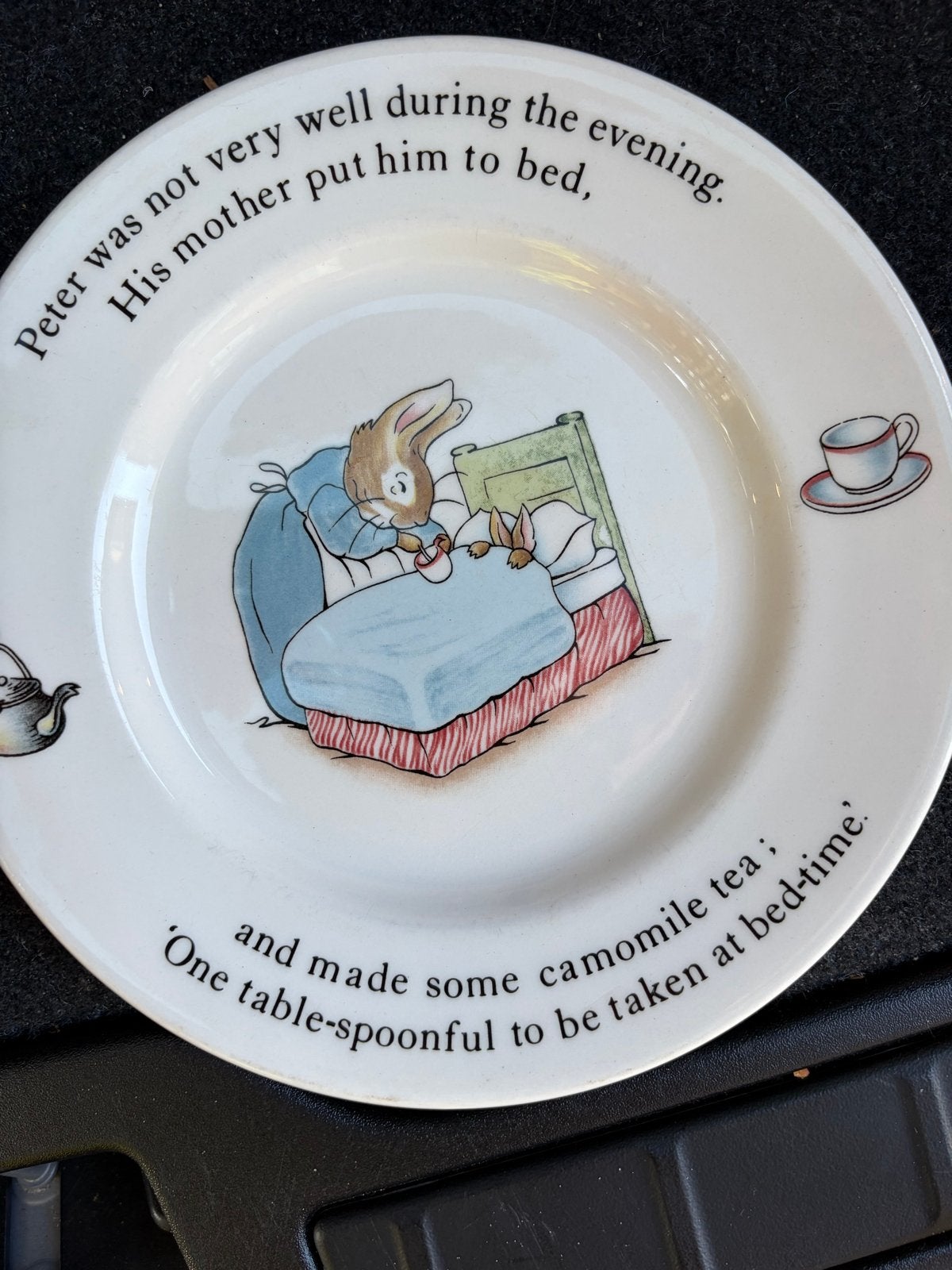 Wedgwood Peter Rabbit servies set - 2 borden, 2 mokken, 1 ei, Gebruikt, Vintage, Ophalen of Verzenden, Wedgwood