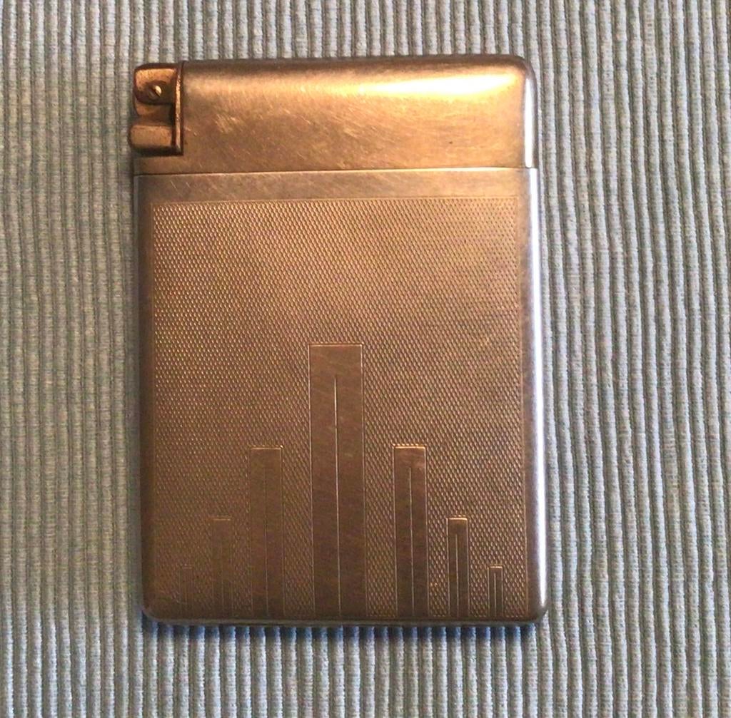 Zilverkleurige sigarettenkoker met ingebouwde aansteker, Verzamelen, Ophalen of Verzenden, Gebruikt, Overige typen