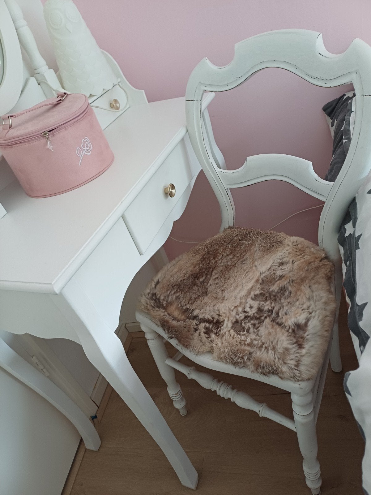 2 Vintage brocante  stoelen met zacht bont bekleding, Ophalen