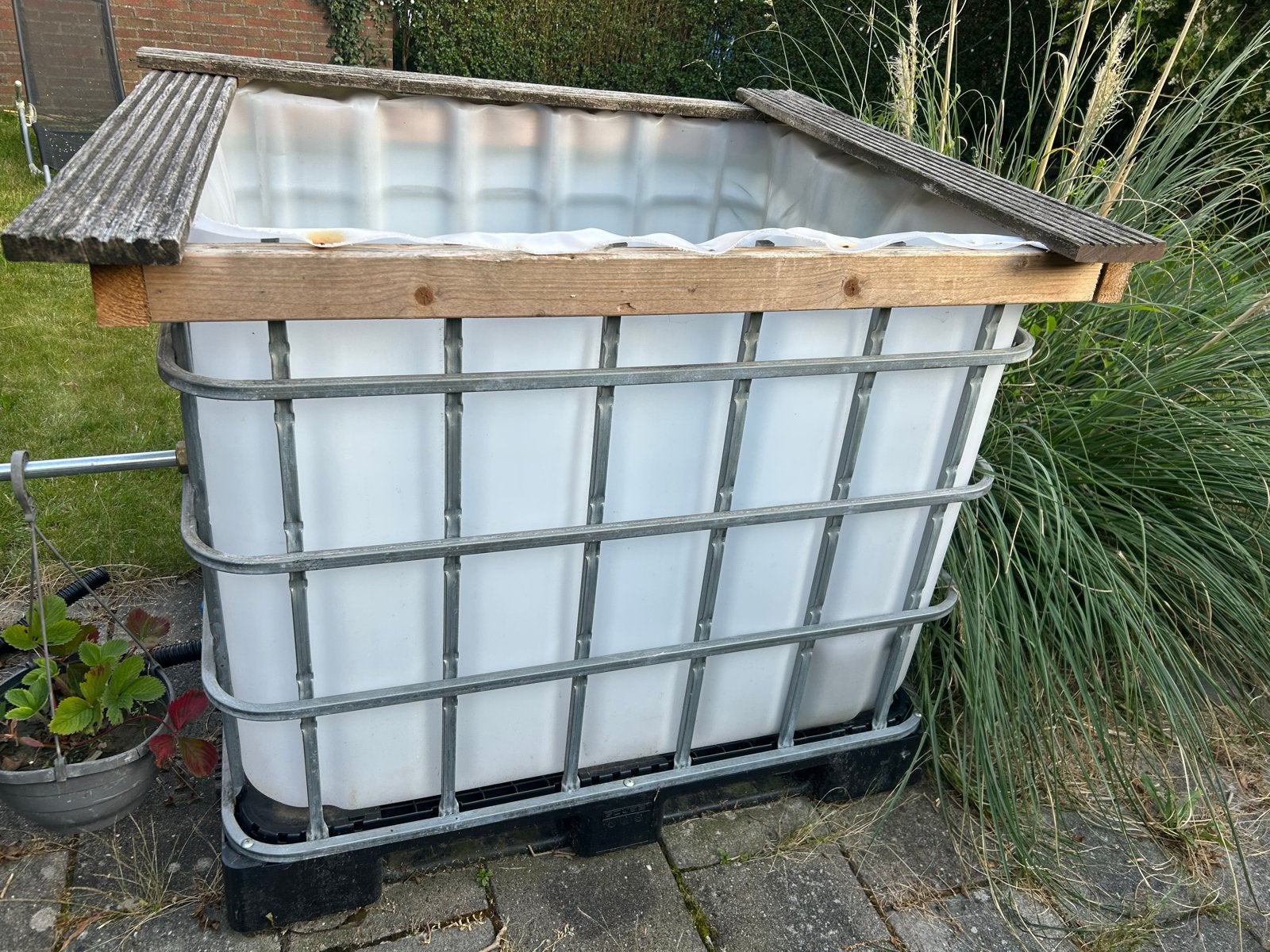Hottub met houtkachel - IBC container, Ophalen, Gebruikt, Pomp, Vast