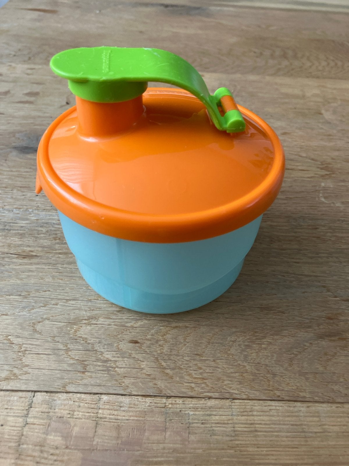 Tupperware Snackbeker met 3 vakken - Nieuw, Huis en Inrichting, Keuken | Tupperware, Ophalen of Verzenden, Nieuw, Oranje, Bak of Kom