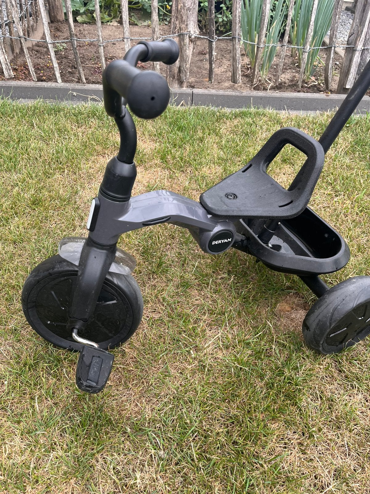 Te koop; bijna nieuwe Deryan driewieler met duwstang, Ophalen, Zo goed als nieuw, Duwstang