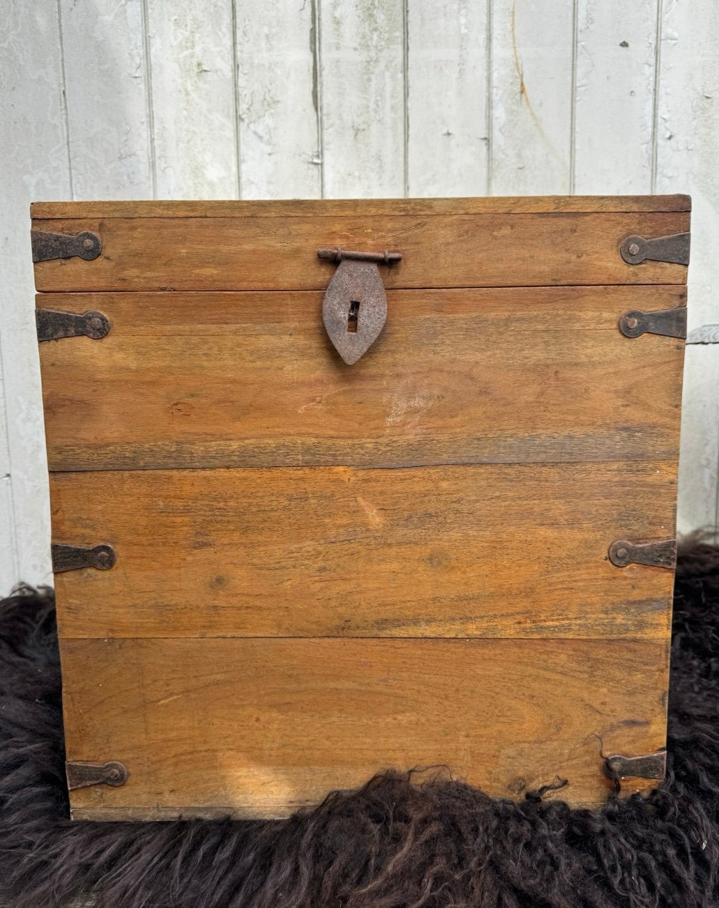 Mooie oude houten kist vierkant opbergkist bijzettafel, Antiek en Kunst, Curiosa en Brocante, Ophalen