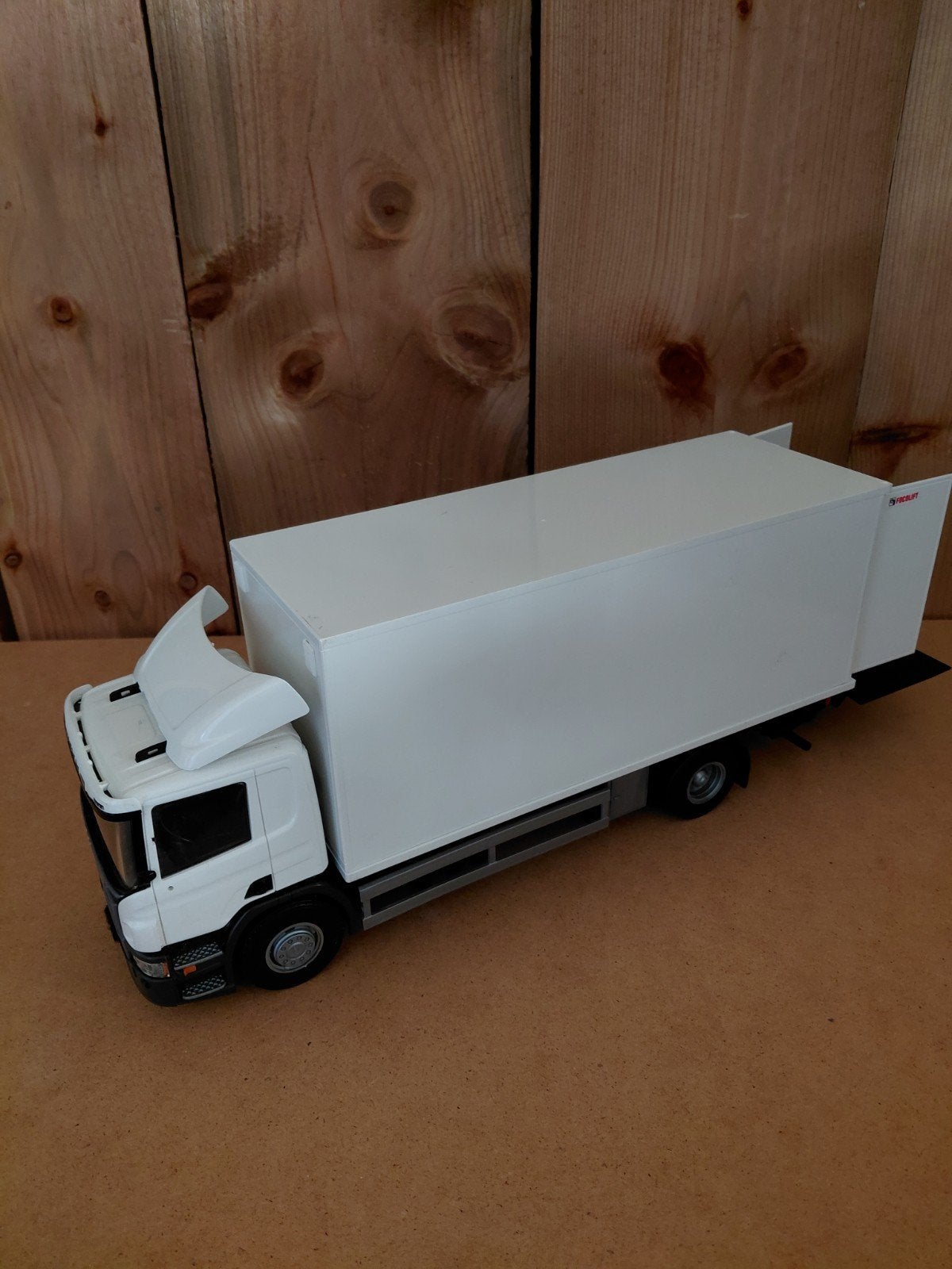Scania P 370 Emek schaalmodel 1/25, Hobby en Vrije tijd, Ophalen of Verzenden
