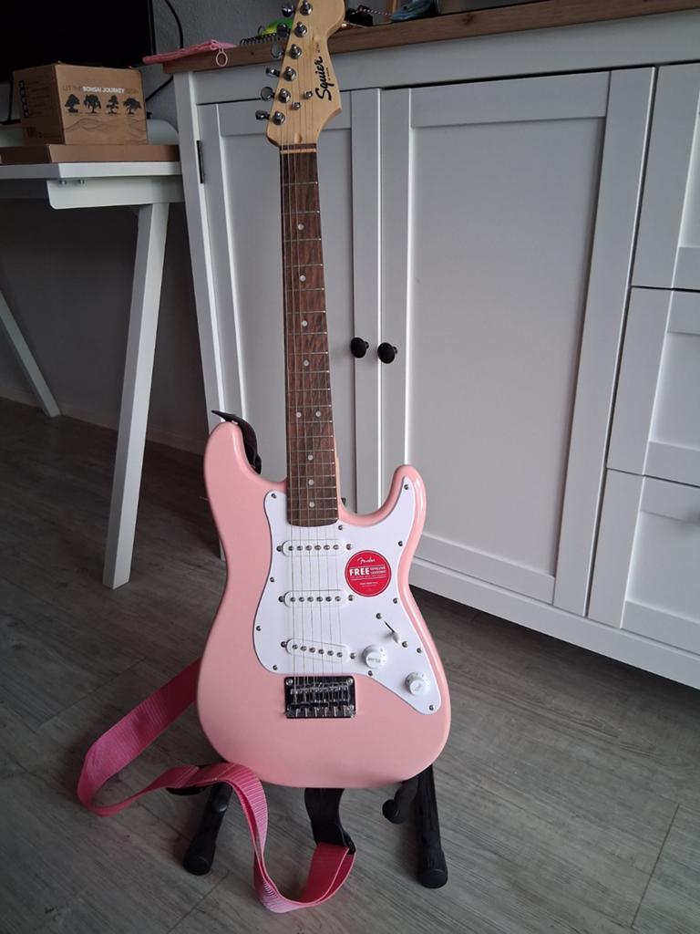Fender Squier Mini Stratocaster met Blackstar versterke, Muziek en Instrumenten, Ophalen