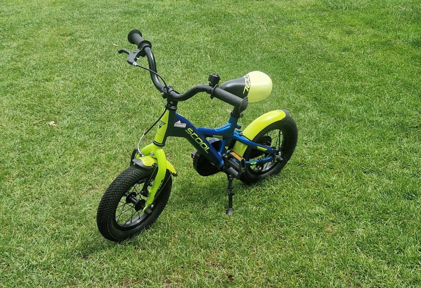 SCOOL Kinderfiets 12 inch - Blauw/Geel, Ophalen, Gebruikt, Minder dan 16 inch, Zijwieltjes