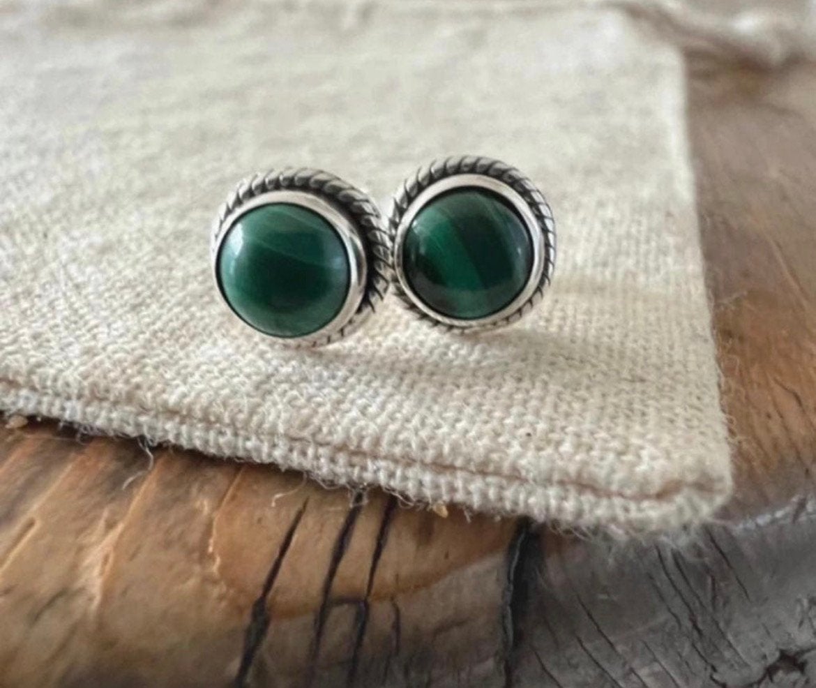 Zilveren 925 oorbellen met echte malachiet stenen 5mm, Verzenden, Zo goed als nieuw, Groen, Zilver