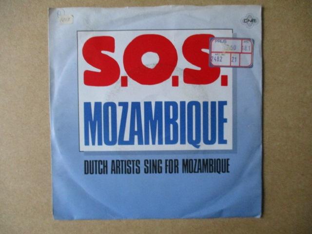 s1799 dutch artists - sos mozambique, Ophalen, Gebruikt, Overige genres, 7 inch