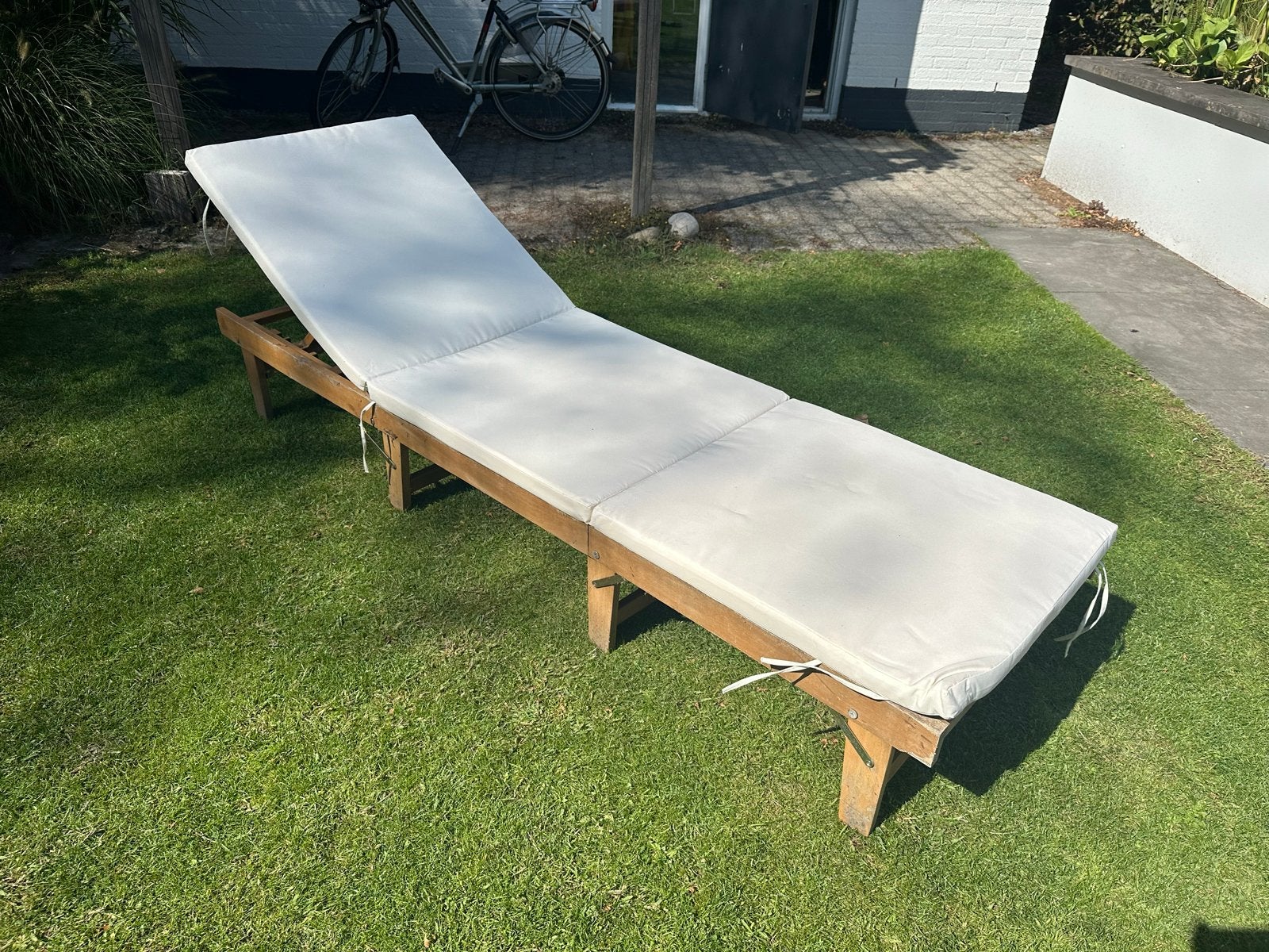 Houten ligbed met verstelbare rugleuning en kussen, Tuin en Terras, Ligbedden, Ophalen, Gebruikt, Hout, Verstelbaar