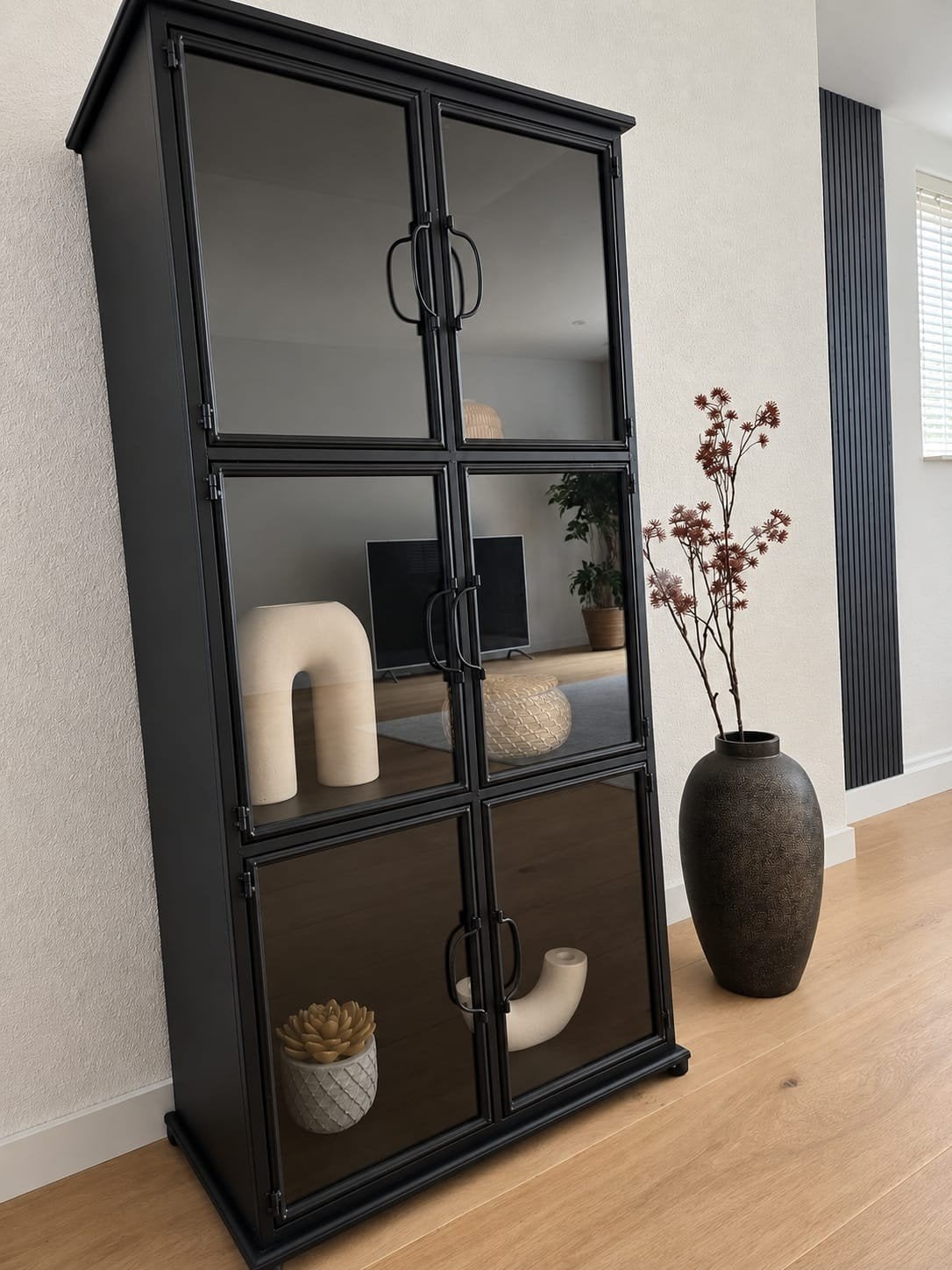 Te koop mooie zwarte vitrine kast van Loods5, Ophalen, 100 tot 150 cm, Zo goed als nieuw, 150 tot 200 cm