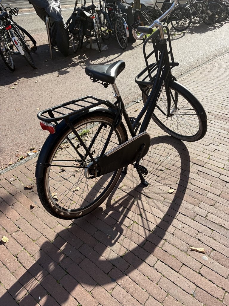 Altec Urban zwarte dames omafiets + rek (slag in wiel), Fietsen en Brommers, Ophalen, Terugtraprem, Gebruikt, Altec Urban
