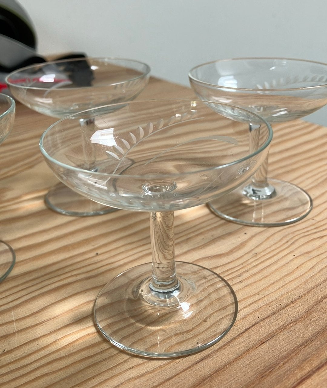 Vier likeurglaasjes met patroon, Verzamelen, Glas en Borrelglaasjes, Ophalen, Zo goed als nieuw, Borrel- of Shotglas