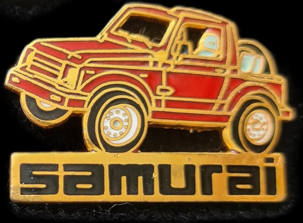 Suzuki Samurai pin- rood- zwart, Verzenden, Nieuw, Transport, Speldje of Pin