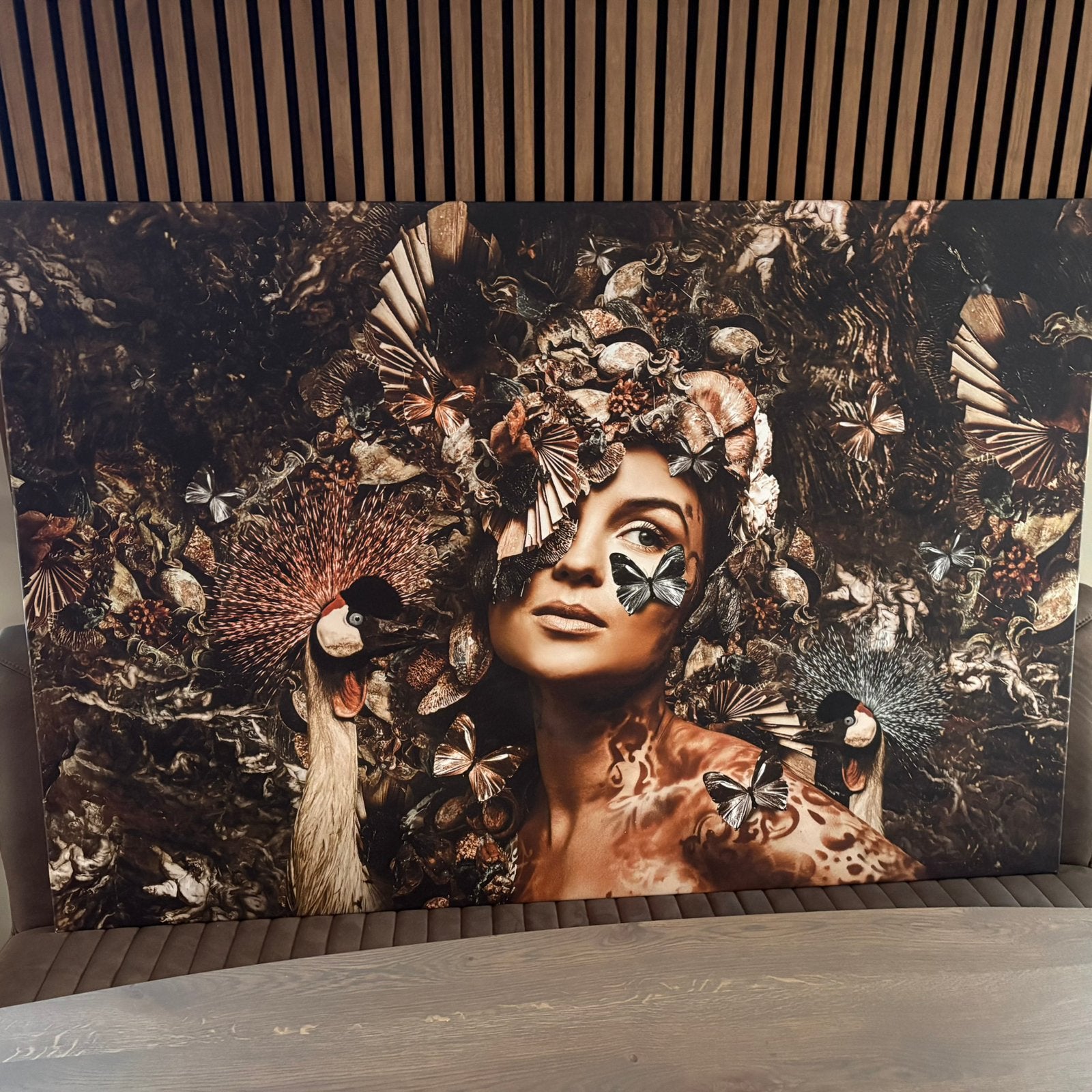 Canvas schilderij vrouw vlinder bloem bruintinten, Antiek en Kunst, Ophalen