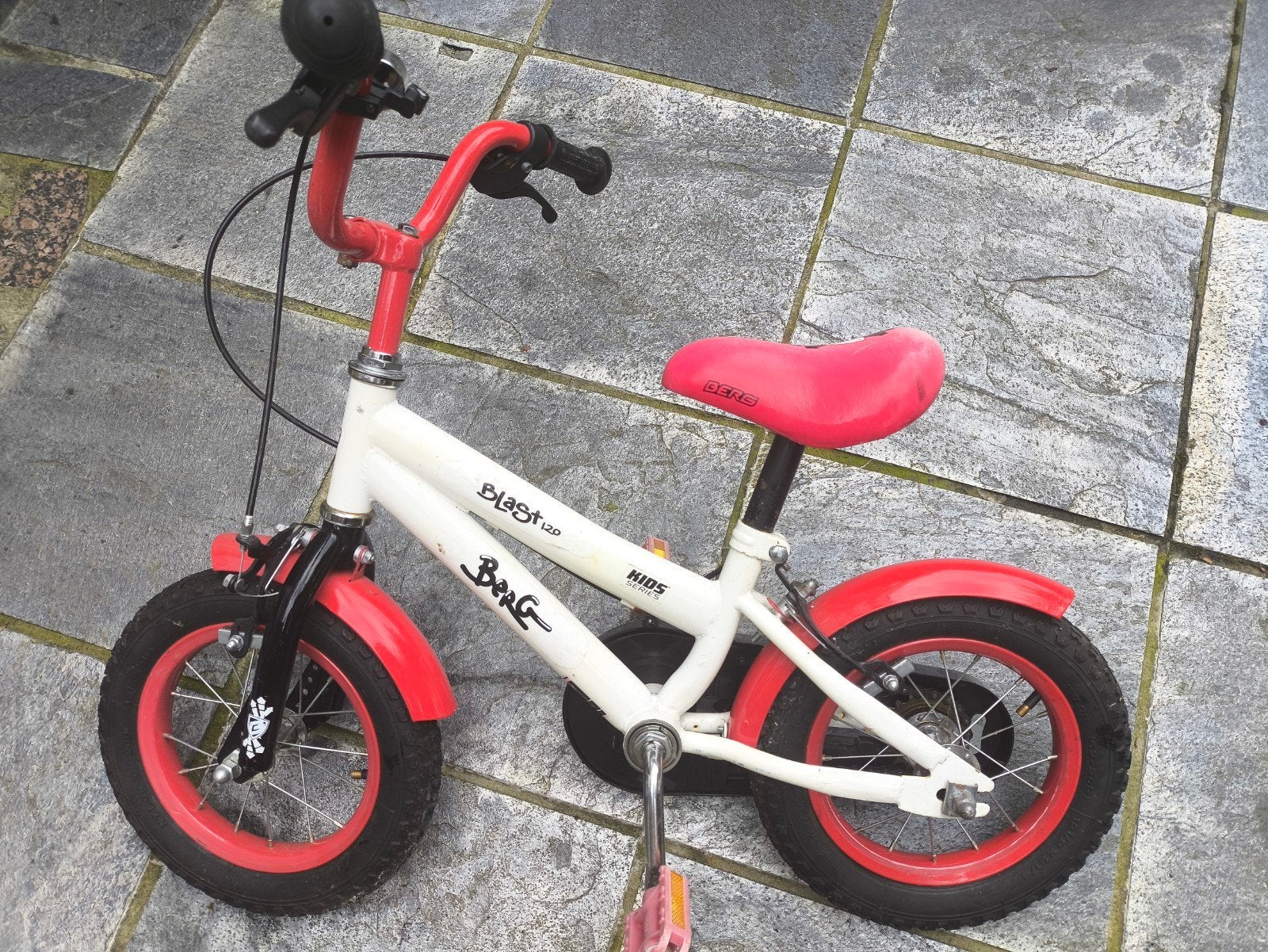 Berg Blast 120 kinderfiets wit-rood 12.5 inch. MOET NU WEG, Fietsen en Brommers, Gebruikt, Velgrem, Minder dan 16 inch, Ophalen