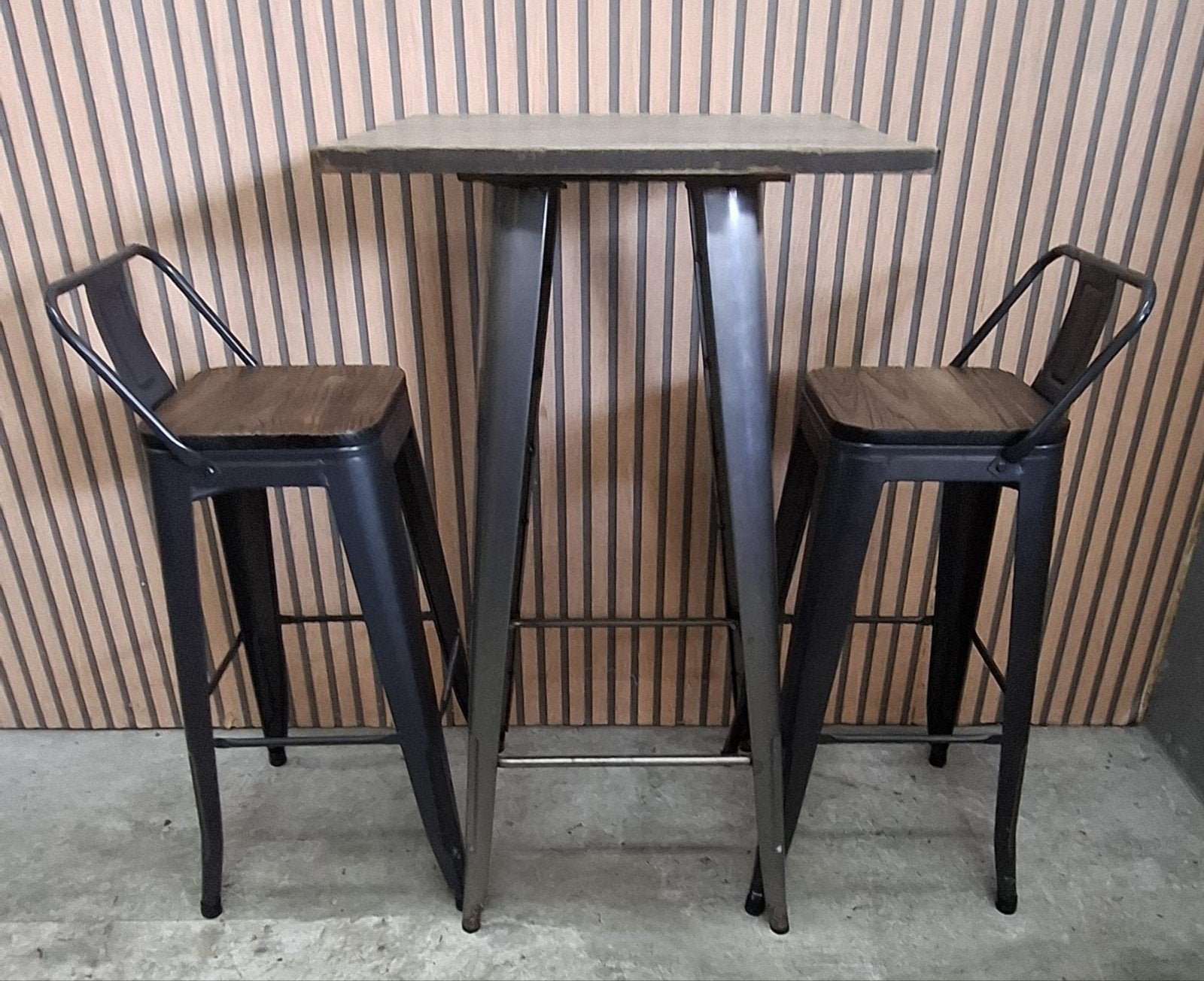 2 bartafels + 4 barkrukken hout metaal tolix krukken tafels, 5 krukken of meer, 60 tot 90 cm, Ophalen of Verzenden, Zo goed als nieuw